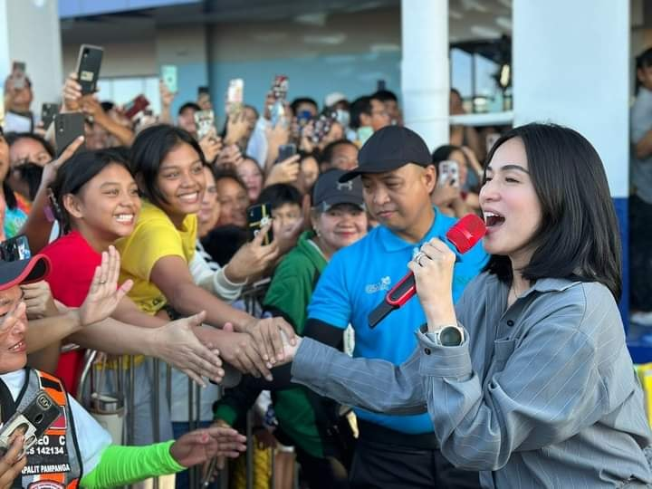 ICYMI | Dinumog ang mall show ng tatlo sa mga casts ng GMA Prime series na 'Love. Die. Repeat' sa Apalit,Pampanga kaninang hapon.

Maraming salamat, Apalit!
#LoveDieRepeat 
#JennylynMercado
#XianLim
#ValeenMontenegro 
#KapusoBuzz