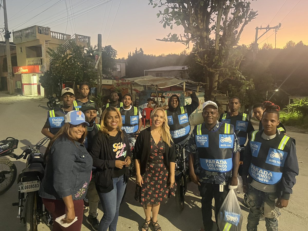 Delin_JPaulino's tweet photo. Ordenar a SDO traerá gozo y felicidad porque el desorden no trae nada bueno.  Ni los reyes magos trajeron tanta alegría como estos chalecos a estos hombres.   A Dios las gracias por poder servir, 
#DelinLaEsperanzaDeSDO 
#CarlosPeñaPresidente 
#DelinLaEsperanzaDeSDO https://t.co/fu9w8sfcJ3