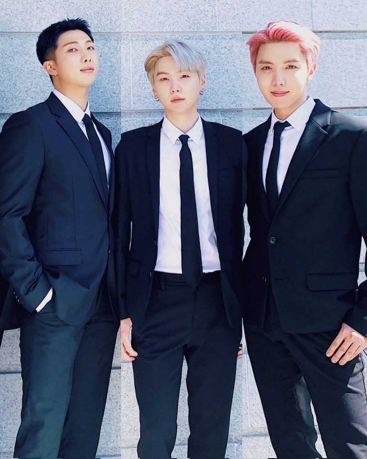 Aamyungv's tweet photo. These three will be the "gossip guys" in the taekook arc of the Absquatulate 🤣😭 https://t.co/ZibPjEJgF8