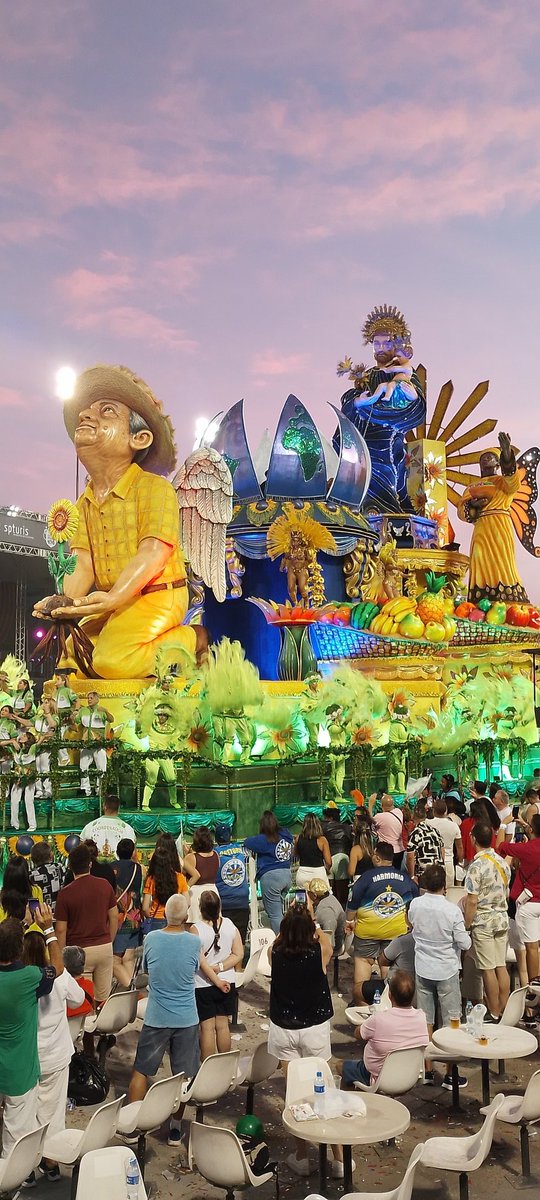 felipemessmo's tweet photo. Sobre o primeiro dia de desfile das Escolas de Samba do Grupo Especial de SP. Foi tudo muito lindo! #carnavalSP #desfileSP https://t.co/TfJh68CxXT