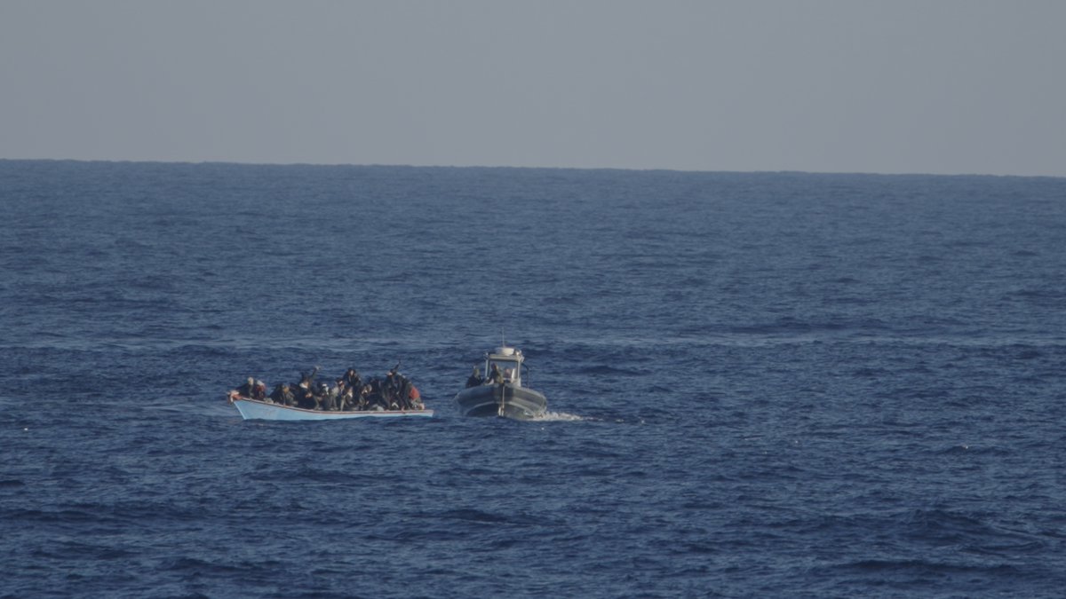 SOSMedFrance's tweet photo. ⚡️COMMUNIQUÉ⚡️
L'#OceanViking détenu sur la base déclarations mensongères de patrouilleurs libyens violant le droit maritime.

@SOSMedFrance dénonce cette décision injuste et grave qui marque une nouvelle escalade dans le mépris, par les États, du droit maritime.
"Non seulement les navires libyens sèment le chaos sur la route maritime la plus meurtrière au monde, mais ils sont en plus écoutés et soutenus par l'#UE, alors que ceux qui respectent le devoir de sauver des vies en mer sont détenus", déclare Soazic Dupuy, directrice des opérations.

Mardi dernier a été une journée chaotique en Méditerranée centrale. En moins de 12 heures, l’#OceanViking a été témoin de violations répétées et graves des conventions maritimes et des droits de l'homme par des navires de patrouille libyens financés par l'@UE.
Nous avons de très nombreuses preuves sur le véritable déroulement des événements. 👇https://t.co/wClwCvTGDy