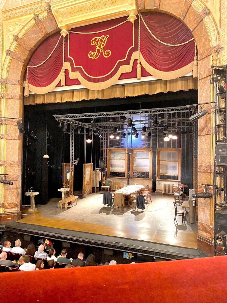 ahamilton306's tweet photo. Superb cast, excellent show (one of my all time favourite movies), and an all round brilliant eve at @RichmondTheatre for #12AngryMen
#RichmondTheatre #TwelveAngryMen #Theatre #JasonMerrells #TristanGemmill #BillKenwright https://t.co/rEapNk4zcE