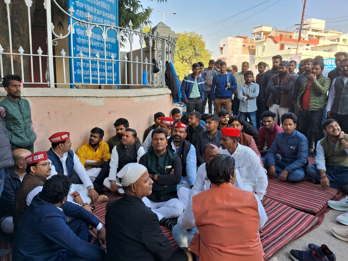 AyushMinister's tweet photo. आज इलाहाबाद विश्वविद्यालय के चीफ प्रॉक्टर के खिलाफ चल रहे आंदोलन के बारहवें दिन भाई अभिषेक गुप्ता के समर्थन में समाजवादी व्यापार सभा के प्रदेश अध्यक्ष श्री @PradeepSmajwadi जी धरना स्थाल पर समर्थन देने मौजूद रहे।
#RaggingByProfessorsInAU
@yadavakhilesh
@AkhileshA2Y https://t.co/e9lI8YbLhU
