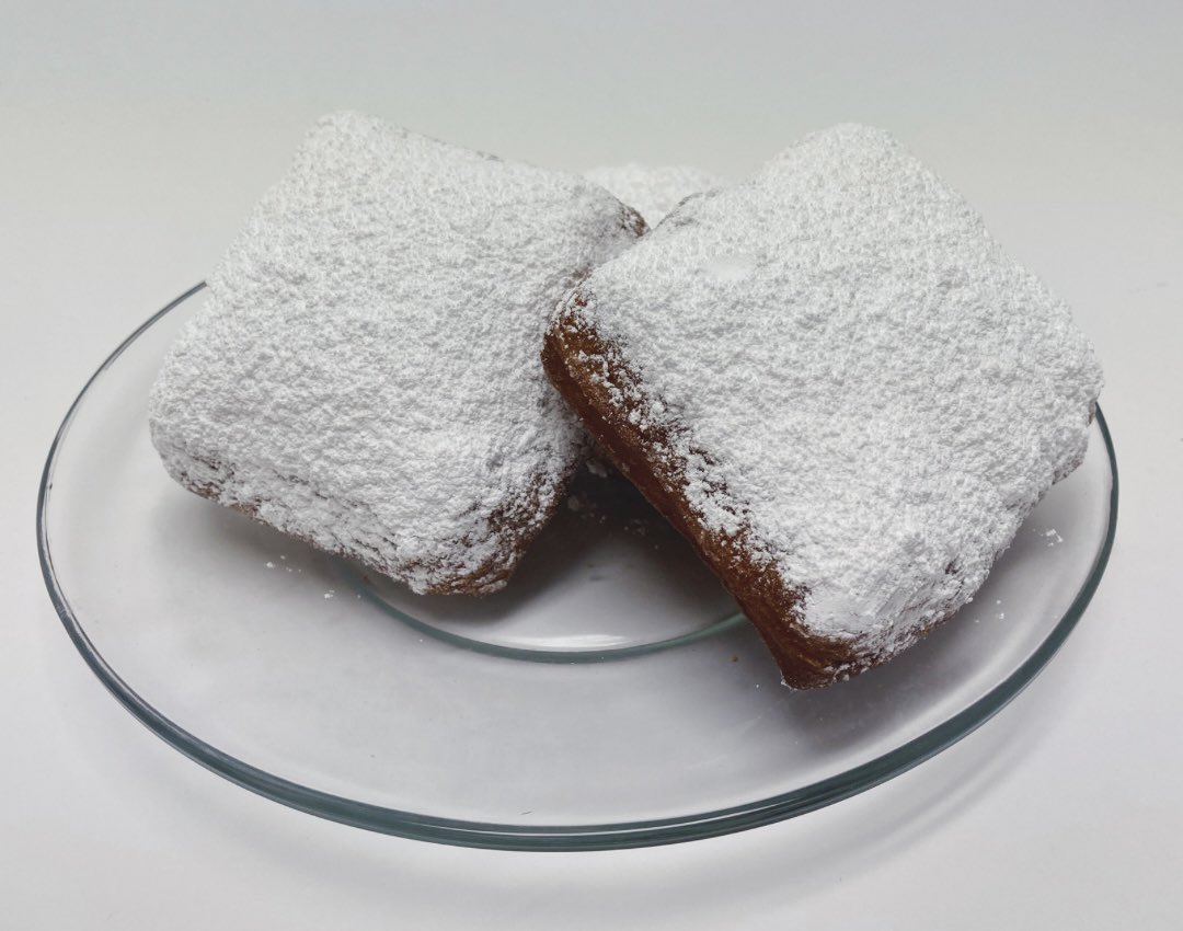 A fresh batch of beignets have hit the shops! These sweet treats are only around for Mardi Gras so make plans to pick some up before they’re gone!🎷🎭