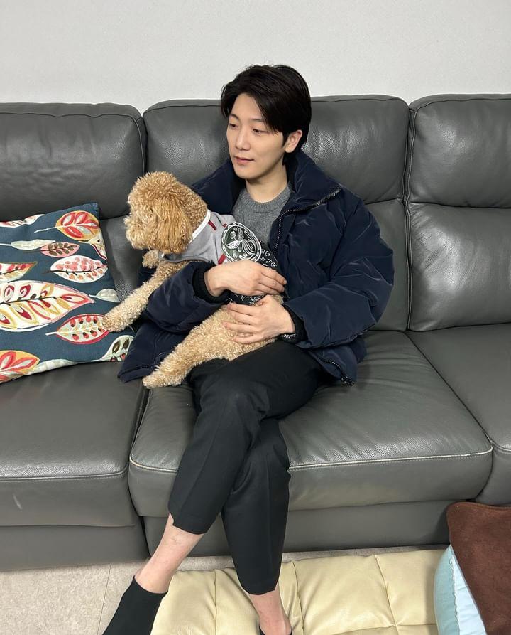 아 손 떨려... 서상원 사랑해💖 근데 살 그만 빼도 될 거 같아..😢 잘생겼다 상워나💖 상원아 몽구도 기여운데 땅오니가 더 기여워..하..서상원 최고