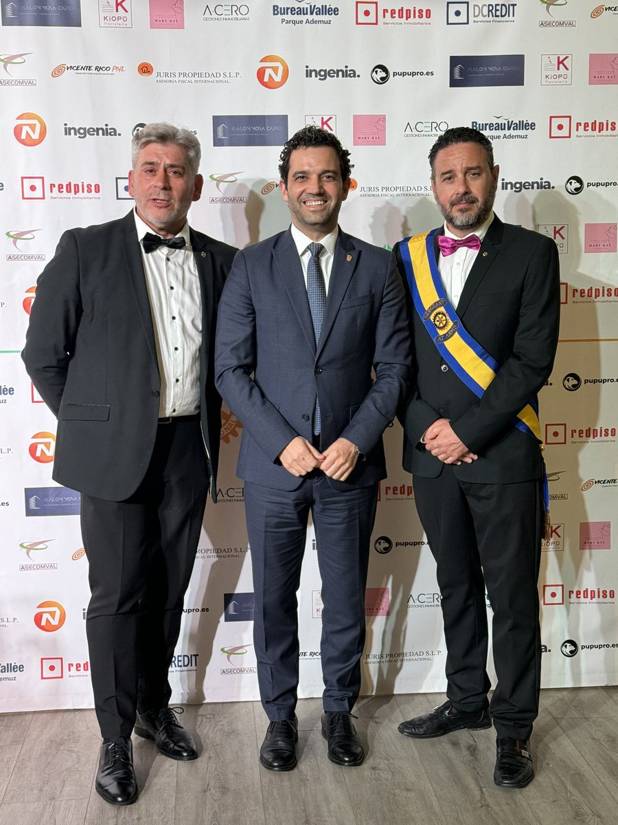 Ayer me invitó el nuevo Rotary Club de Parque Tecnológico- Mas Camarena ( Paterna-Bétera ) a su 1ª Edición de Premios Educación y Cultura

Y tuve el honor de entregar el Premio a la Cultura al grupo valenciano Seguridad Social, una de las bandas de pop-rock español más