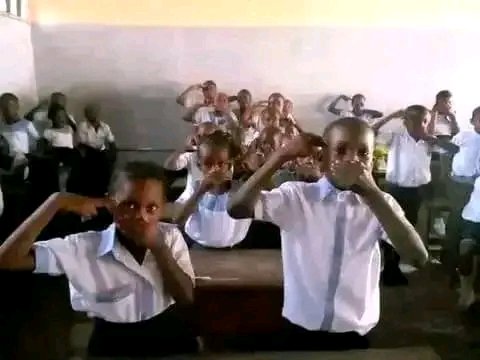 barhmukenge's tweet photo. PRÉPARATION 
1 Les enfants Congolais éduqués à se plaindre et exiger aux autres les solutions à leurs problèmes 
2 Les enfants Chinois éduqués à se défendre et imposer le respect 
3 Les enfants RUSSE formés à se défendre 
4 Les enfants Americain préts à défendre leur Patrie https://t.co/bn0WlM15ea
