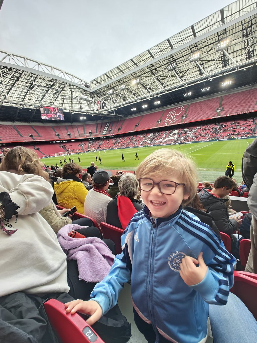 Vandaag maakt Laurens (5) zijn #ajaxdebuut bij #ajafey in zijn mooie retro trainingsjack @IlseGerlagh