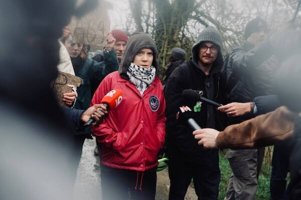 Greta Thunberg dans le Tarn contre le projet d'autoroute Toulouse Castres... Regardez la dégaine ridicule de cette gamine de la haute bourgeoisie déguisée en pue la peace avec son torchon palestinien autour du cou 😂 ! Et sinon Greta, quelle est l'empreinte carbone de ton inutile