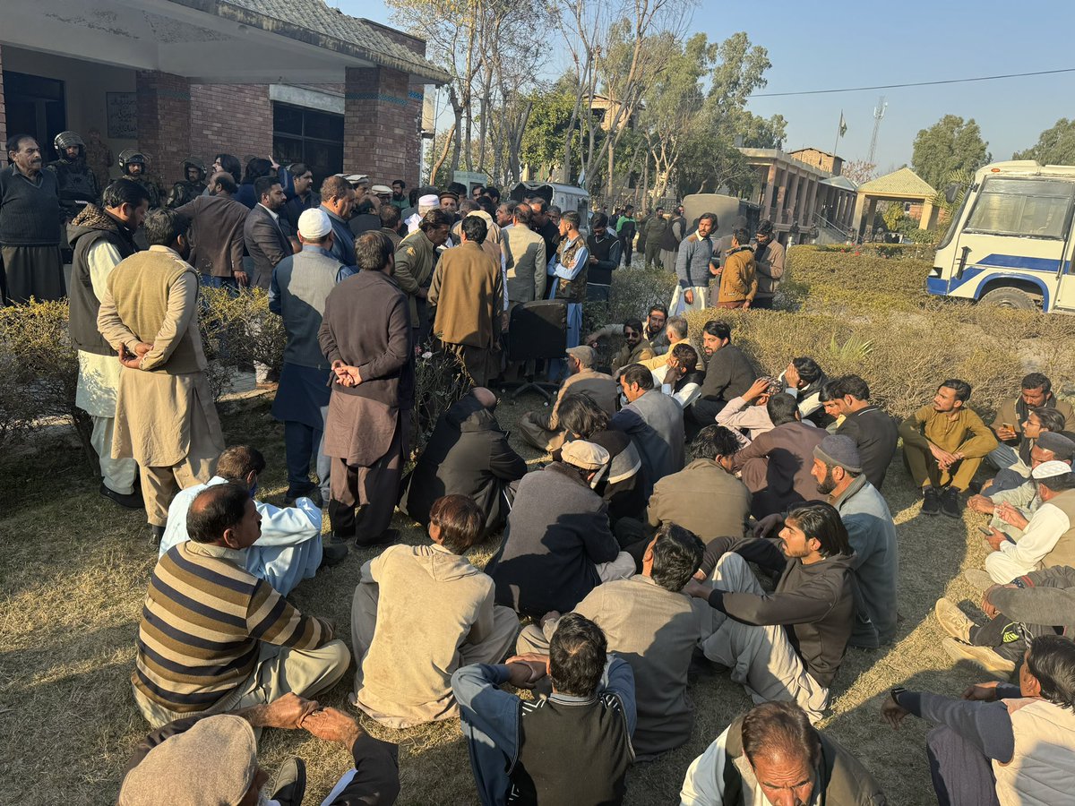 EmanTahirSadik's tweet photo. میں اس وقت آر او آفس پنڈی گھیب میں اپنی عوام کے ہمراہ موجود ہوں۔ ہم اس وقت تک یہاں موجود رہینگے جس وقت تک ہمیں فارم 45 کےمطابق رزلٹ نہیں دیا جاتا۔ https://t.co/hJu0kLRLeJ
