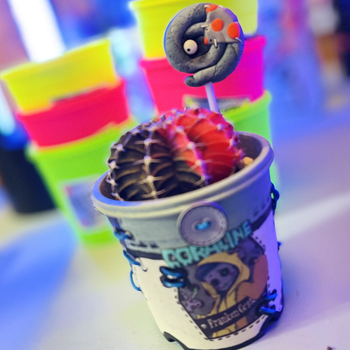 FrankenCustom's tweet image. 結構良い感じ🧟‍♂️
あとは目をもう少し何とかしよー👀
@pkt_tanikuuさん
@MARDYCOLOR さん
ありがとう🧟‍♂️

#多肉植物 #다육식물  #succulent  #plants  #echeveria  #リメ鉢  #franken_custom   #custom #BANSOCO #ばんそーこー