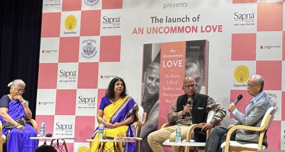 At the launch of @cdivakaruni’s #AnUncommonLove, a book on the early life of #SudhaMurty and #NarayanaMurthy @Chikisarkar My story here
yourstory.com/ys-life/chitra…