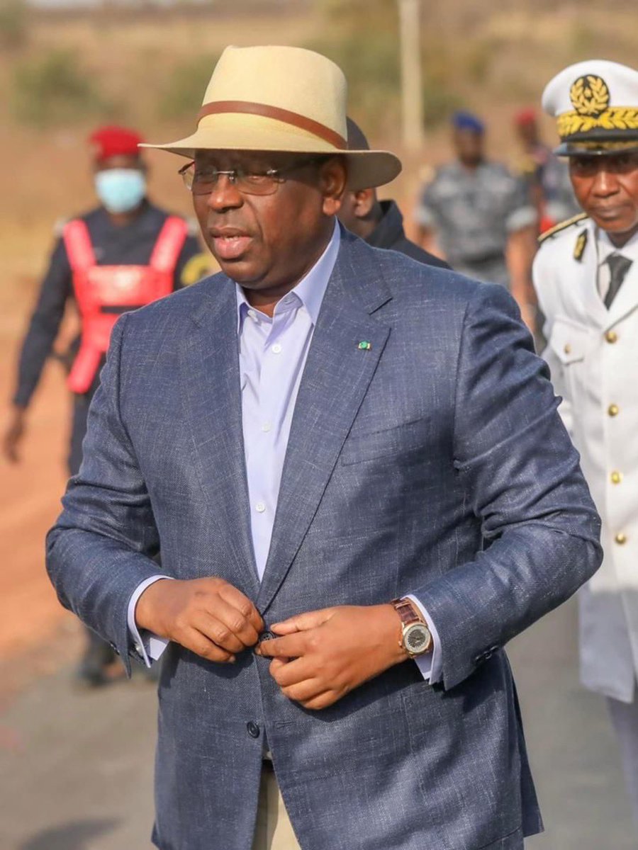 mendy_ibou's tweet photo. Le PR @Macky_Sall : « Je ne veux pas laisser derrière moi un pays qui plongera immédiatement dans de grandes difficultés»
Le Président, Macky Sall, brise le silence dans un entretien accordé au média américain Associated Press (AP). 

Dans un entretien accordé à AP, vendredi, le  président Macky Sall a défendu sa décision de reporter l’élection présidentielle alors que des protestations ont éclaté à travers le pays vendredi et occasionné un mort à Saint-Louis.

Dans sa première interview depuis l'annonce du report, M. Sall a balayé les allégations selon lesquelles la décision était anticonstitutionnelle et qu'il avait créé une crise constitutionnelle, affirmant que le pays avait besoin de plus de temps pour résoudre les controverses concernant la disqualification de certains candidats et un conflit entre les pouvoirs judiciaire et législatif.

Le chef de l’État a nié vouloir  s'accrocher au pouvoir. «Je ne cherche absolument rien sauf à laisser un pays en paix et en stabilité», a-t-il déclaré. «Je suis complètement prêt à passer le relais. J'ai toujours été programmé pour cela.»

«Je ne veux pas laisser derrière moi un pays qui plongera immédiatement dans de grandes difficultés», a indiqué le Président. «Je dis maintenant que je vais travailler pour l'apaisement, pour des conditions qui permettront au pays d'être paisible... Tenons tous des discussions inclusives avant d'aller aux élections», a-t-il dit.

Le parlement sénégalais a voté lundi une loi pour l'élection jusqu'au 15 décembre lors d’une séance chaotique.

Le Conseil Constitutionnel devrait statuer dans environ une semaine pour savoir s'il est d'accord avec la conclusion du parlement. Cependant, Macky Sall n'a pas voulu dire s'il accepterait la décision de la cour si elle rejetait le report.

«Il est trop tôt pour moi de considérer cette perspective... Quand la décision sera prise, je pourrai dire ce que je ferai», a-t-il dit.

Macky  Sall a, enfin, appelé la communauté internationale à faire preuve de retenue et de compréhension alors que le Sénégal traverse une période difficile. 

«Pendant les périodes de fragilité, nous devons être prudents... Le pays doit naviguer cette étape de transition électorale avec une lucidité et tranquillité complètes, afin que le pays continue d'avancer», observe-t-il.