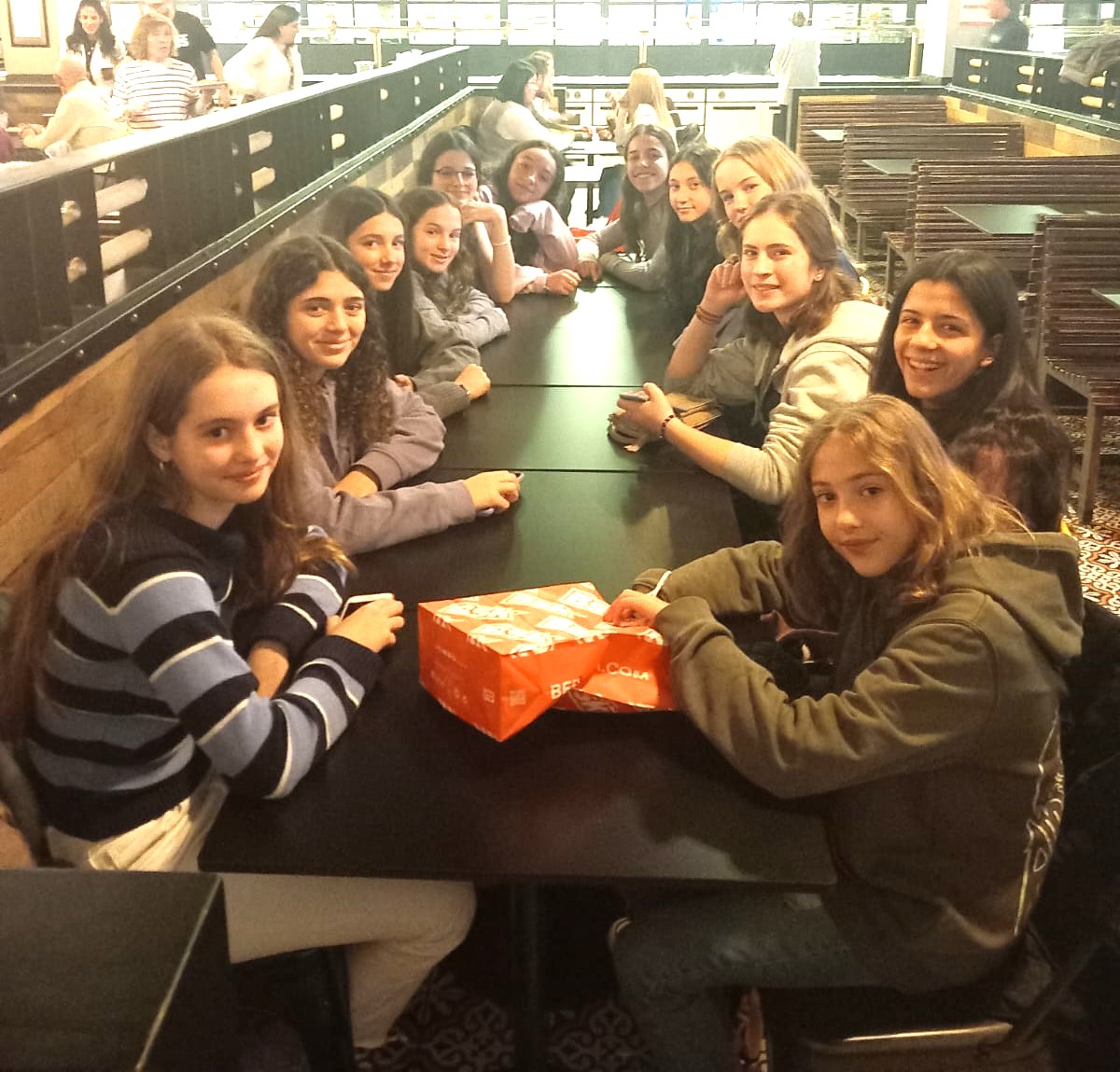 arganvoley's tweet photo. HOY, COMILONA
Nuestras Infantiles federadas:  compañeras en la cancha y... ¡ amigas fuera de ella ! https://t.co/Za3j04Zfbw