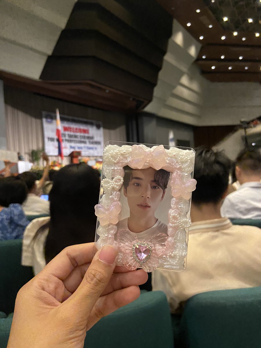 ddeoooonu's tweet photo. oath taking!!!! ��✨ https://t.co/dSHH2Jmlyo