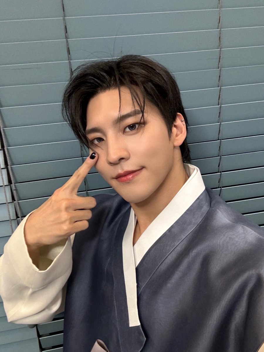 VannerOfficial's tweet photo. [#GON]

새해 복 많이 받으세요 VVS❤️
2024년도 잘 부탁해용❤️
왕고소사❤️

#VANNER #배너 #곤 https://t.co/GY3a6eWFmj