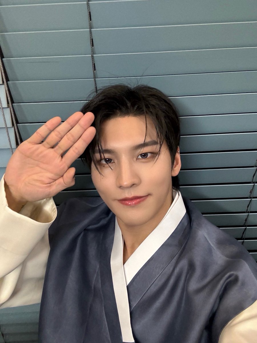 VannerOfficial's tweet photo. [#GON]

새해 복 많이 받으세요 VVS❤️
2024년도 잘 부탁해용❤️
왕고소사❤️

#VANNER #배너 #곤 https://t.co/GY3a6eWFmj