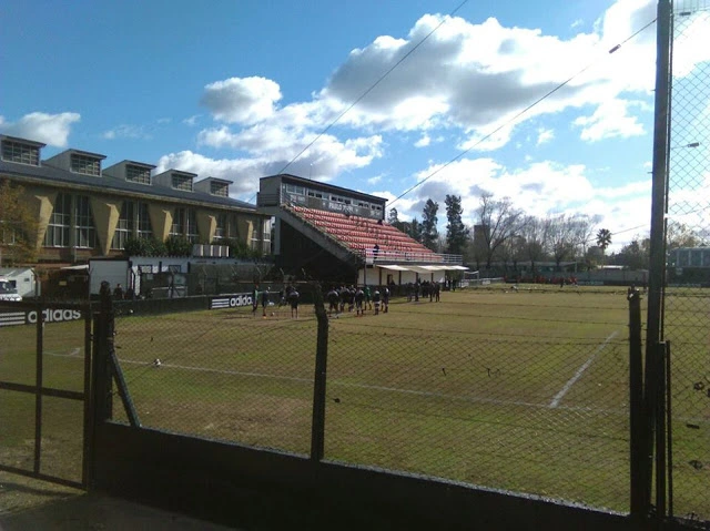 elcancillercom's tweet image. [DEPORTES] Así es el impactante estadio Guillermo Laza, en el que Riestra recibirá este domingo a River: tiene una capacidad inmensa para 3 mil espectadores, tres increíbles tribunas de cemento y hasta cabinas de transmisión, como en las mejores canchas europeas.
