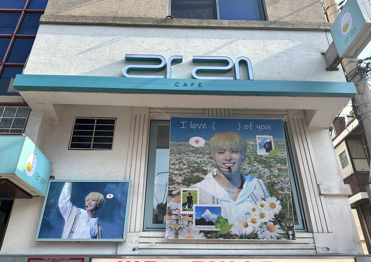 Hodi247's tweet photo. 📍카페 라래

밖에서부터 레몬디노가 반겨주는 곳🍋
작은공간에 내가 사랑하는 날들의 디노가 가득해서 너무 행복했다!
럭드의 인화사진들 이렇게 귀여워도 되는건가요🥹

#찬란한_사랑
#irreplaceable_love https://t.co/8oHH9KlWLG