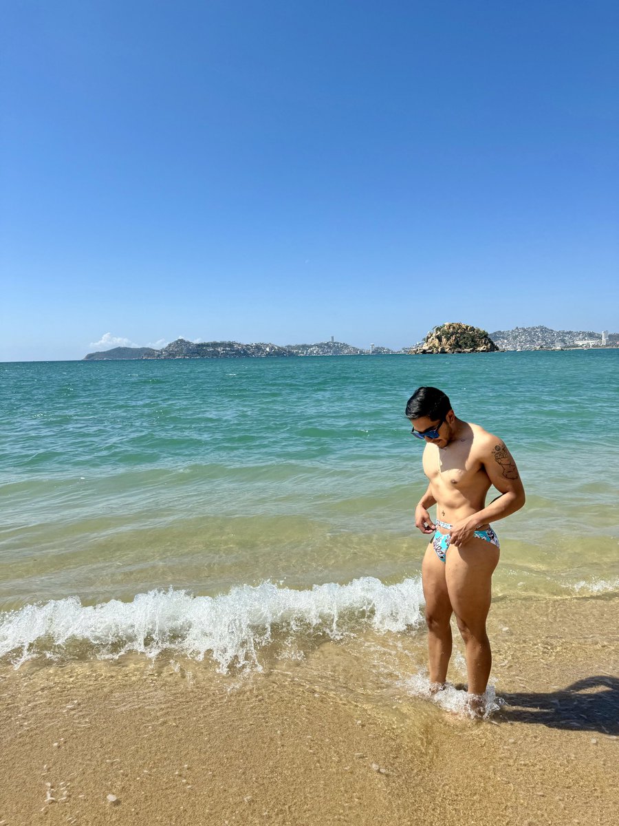 AngelmoralesT's tweet photo. En el mar la vida es más sabrosa 🤭🫰🏻 #Acapulco #playa #gay #boy #bootyfit #Mexico https://t.co/yP5OjtbcIz