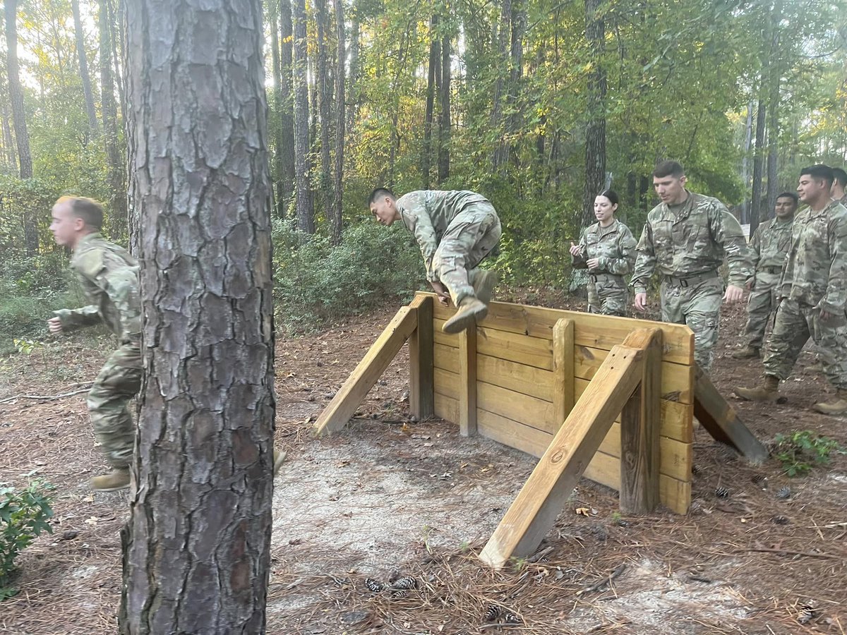 During their time at the @USArmy Drill Sergeant Academy, Candidates must overcome obstacles, build confidence in themselves, and their equipment! This transformation reinforces Candidates of the seismic impact Drill Sergeants have on the Army. #ArmyLife @TRADOC @fortjackson