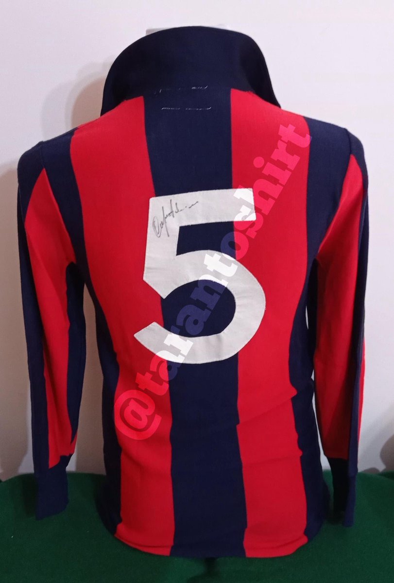 tarantoshirt's tweet photo. Iconica e straordinaria maglia del Taranto indossata nella stagione 1977/1978 dall'amico Adriano Capra .
Maglia Prince of Wales brandizzata Umbro Made in England in lanetta rasata con inserto triangolare sul colletto di colore blu.  https://t.co/dptptYnI85 https://t.co/ewG1Bp5VVi