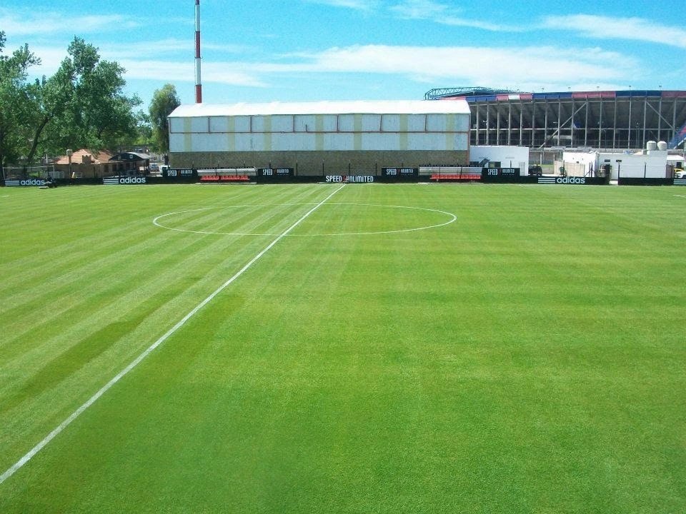 elcancillercom's tweet image. [DEPORTES] Así es el impactante estadio Guillermo Laza, en el que Riestra recibirá este domingo a River: tiene una capacidad inmensa para 3 mil espectadores, tres increíbles tribunas de cemento y hasta cabinas de transmisión, como en las mejores canchas europeas.