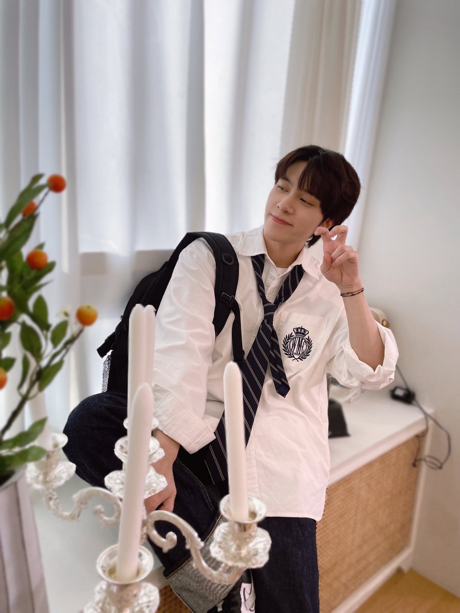You may not believe me but I’m 35 years old now🎒📚

#HENDERY #黄冠亨 #헨드리 
#HomeWithWayV #家有威神 
#TheTwilightSaga #暮光之神
#WayV #威神V