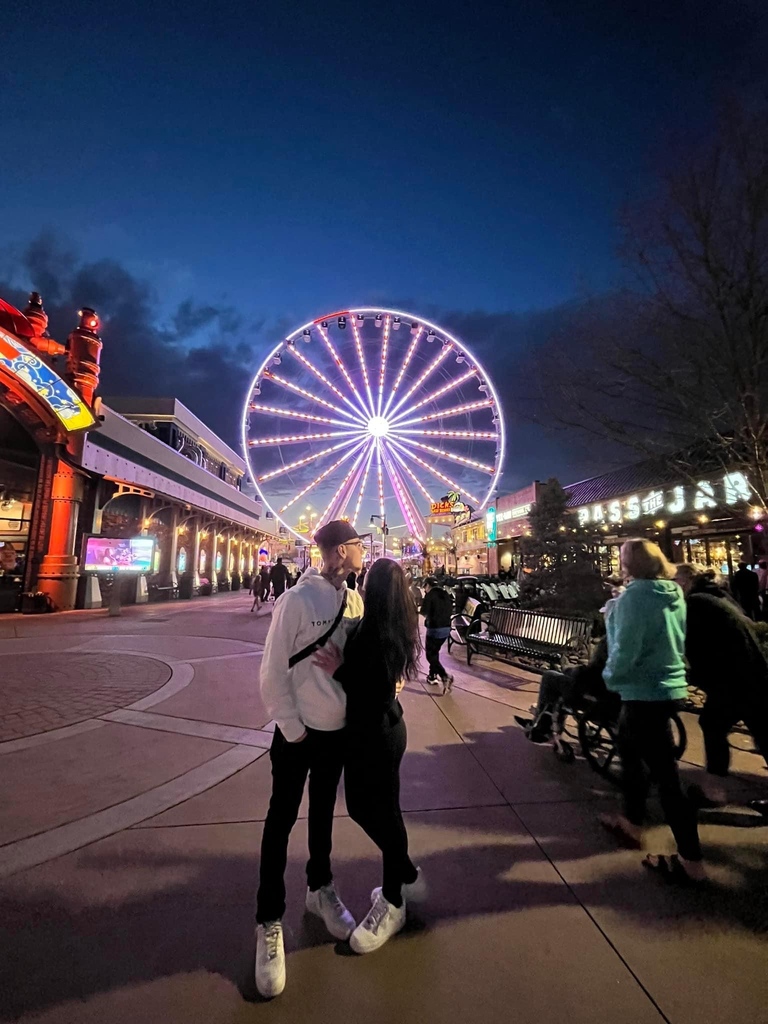 Taking love to new heights, one ride at a time 🎡❤️ Get your tickets to ride here: l8r.it/8Irm 📸: Tim and Tiffany R.