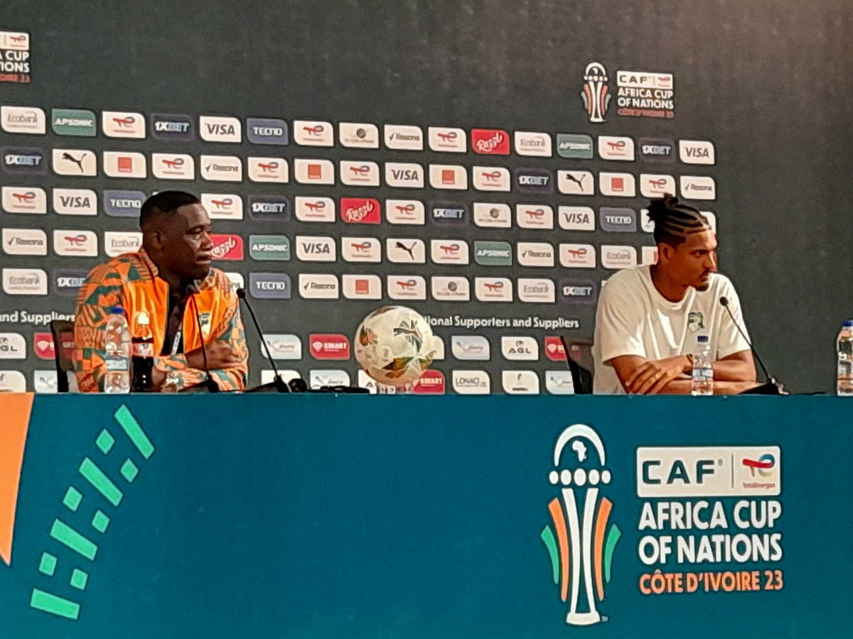 PatrickJuillard's tweet photo. Faé : "Si je suis le nouveau Special One ? Question difficile (sourire)... Mais non. La chance que j'ai, c'est que je connais le groupe 🇨🇮 depuis près de deux ans."
#CAN2023 #NGACIV #RFICAN https://t.co/b42WKOgJxR