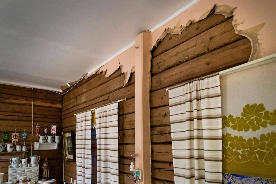 Komea hirsiseinä sisällä on usein myös moka – Tampereen yliopiston tutkijat: Kuuma sisustustrendi tuhoaa peruuttamattomasti rakennusperintöä dlvr.it/T2YwqR