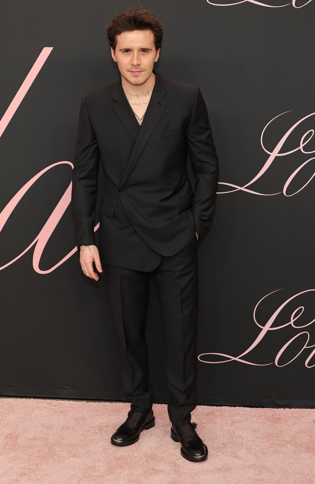 Dior on X Elevated angles. At the premiere of Lola Brooklyn Beckham cut a dashing figure in a Kim Jones designed Dior Men s black wool Oblique suit with notch lapels complemented by black