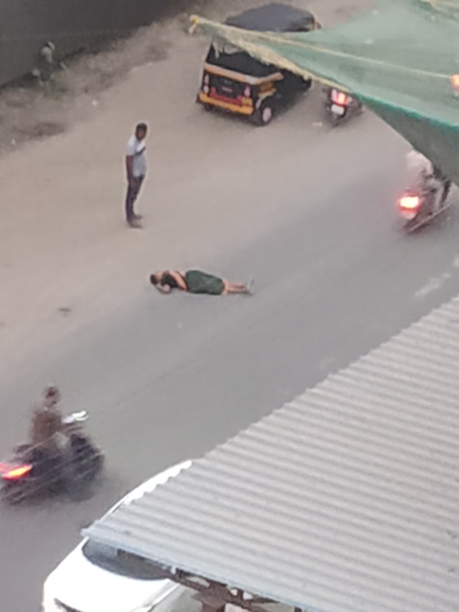 Abhimankokate's tweet photo. Women lying on road for suicide at vinode nagar, wakad.
In front of sukhwani building.
Silver spoon hotel front road.
@pimpri https://t.co/FtQW046r9j