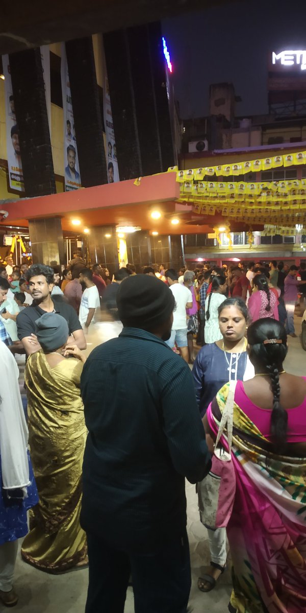 Packed House..!!! #MoideenBhai சம்பவம்..!! 😎🤘🔥 #LalSalaam @VettriTheatres