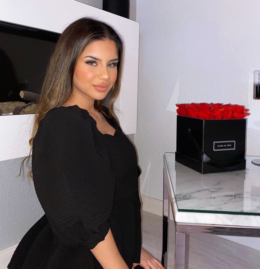 A venit, mi-a lasat florile apoi a plecat.
Asa face mereu!