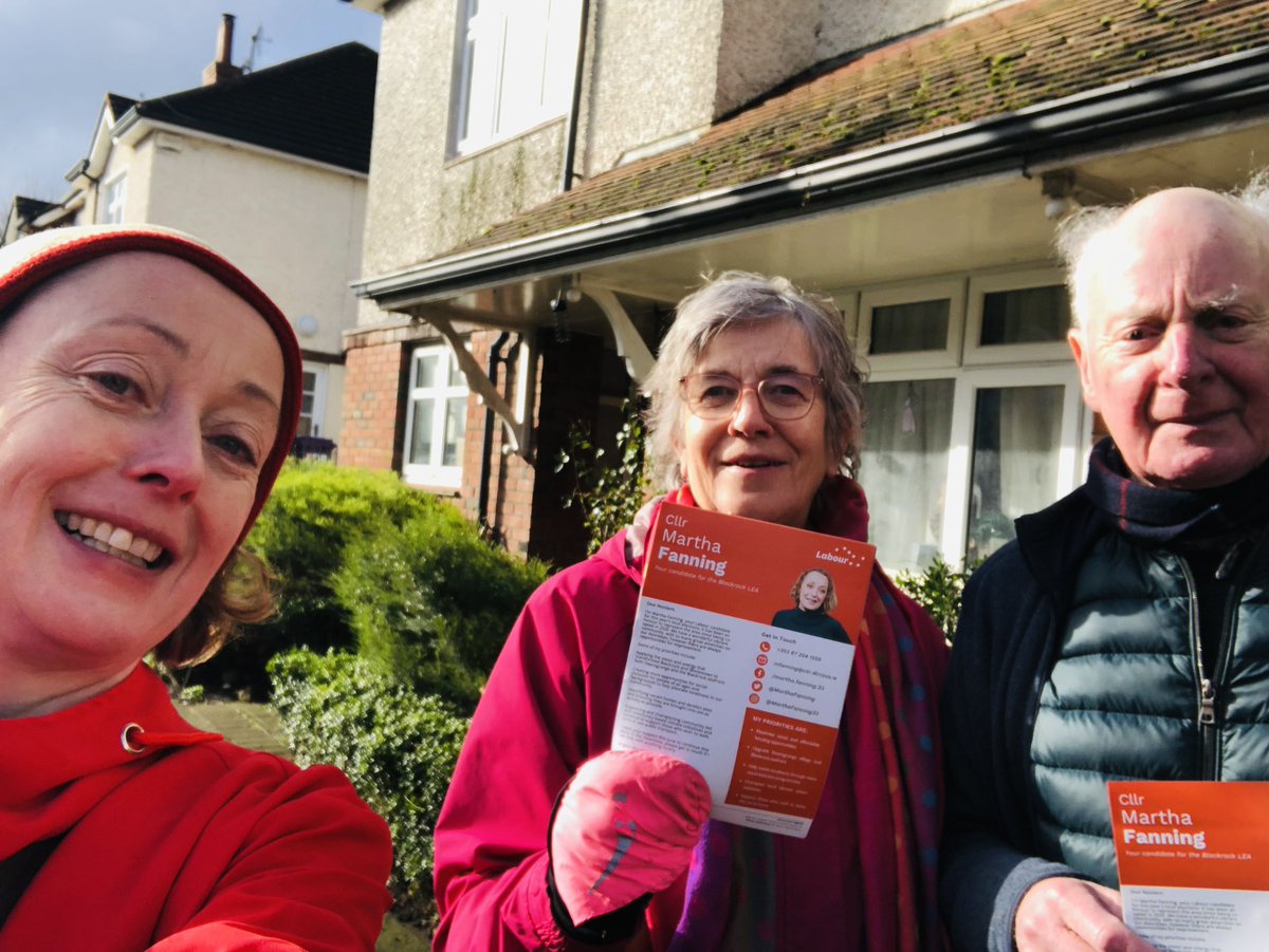 Great chats on the doors in Booterstown at today’s @labour canvass. Issues raised included 🛝The wonderful new playground in Blackrock 🎶How much fun adults have at the xylophone in Booterstown 💡Repairs needed to street lights, paths and new bins 🌹Happy canvassers!