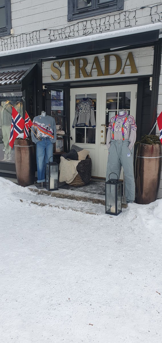 jaggumegigjendu's tweet photo. OL byen Lillehammer har feira 30 års jubileum i dag. "Stågata" var tidvis gjenopretta 😉👌
#OL94 #Lillehammer https://t.co/qHNdXjlReM