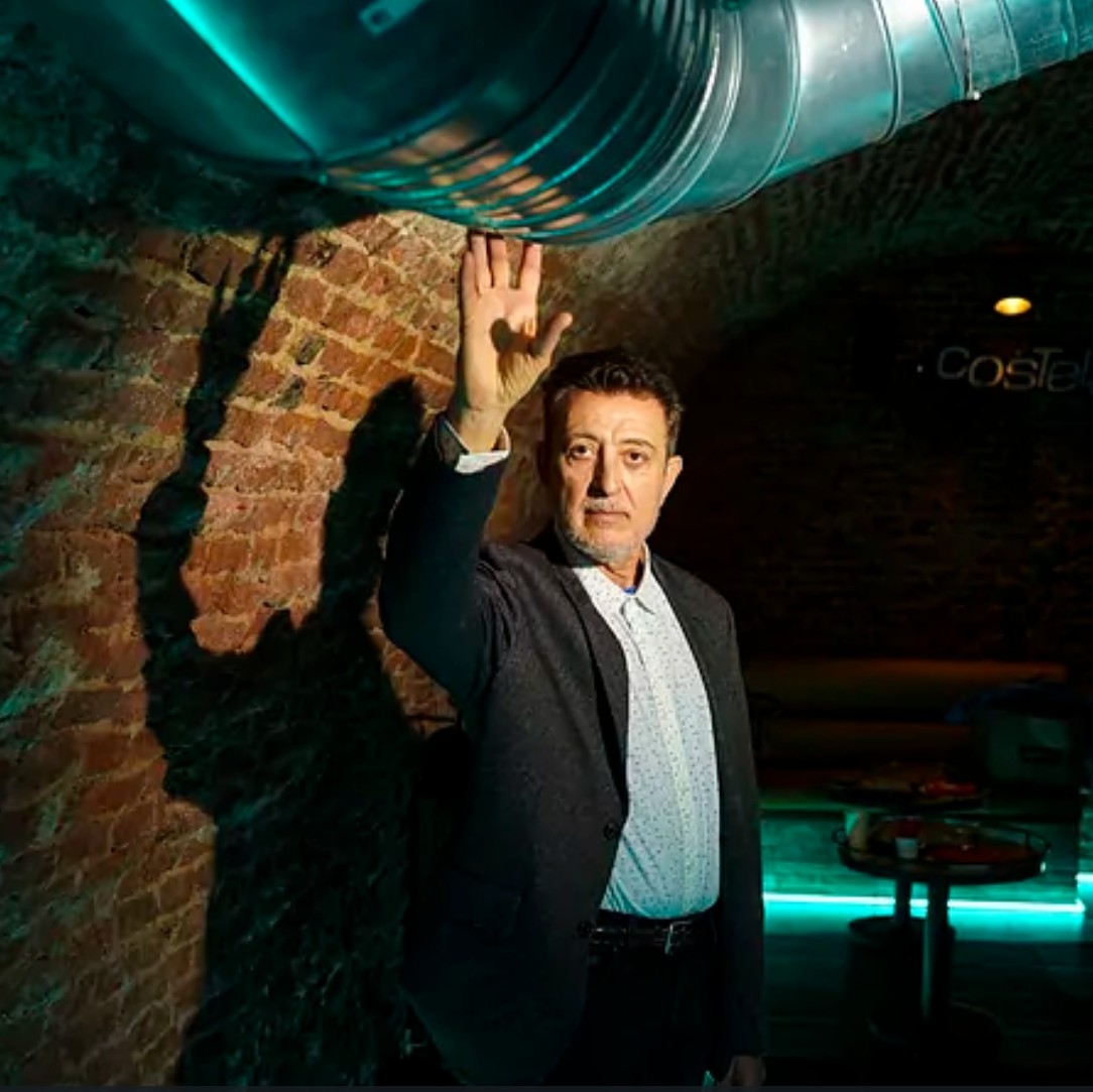 Fue en un carnaval de ese Cadiz chico, azar de siemprevivas,
espejo de alondras en sus cielos y patria,
ese lugar donde el espiritu apacenta entre sueños engarzados
en fenicias anclas,o pueblos marineros.
#manologarcia
#carnaval 
<a href="/manologarciacia/">Manolo Garcia y compañía!</a>