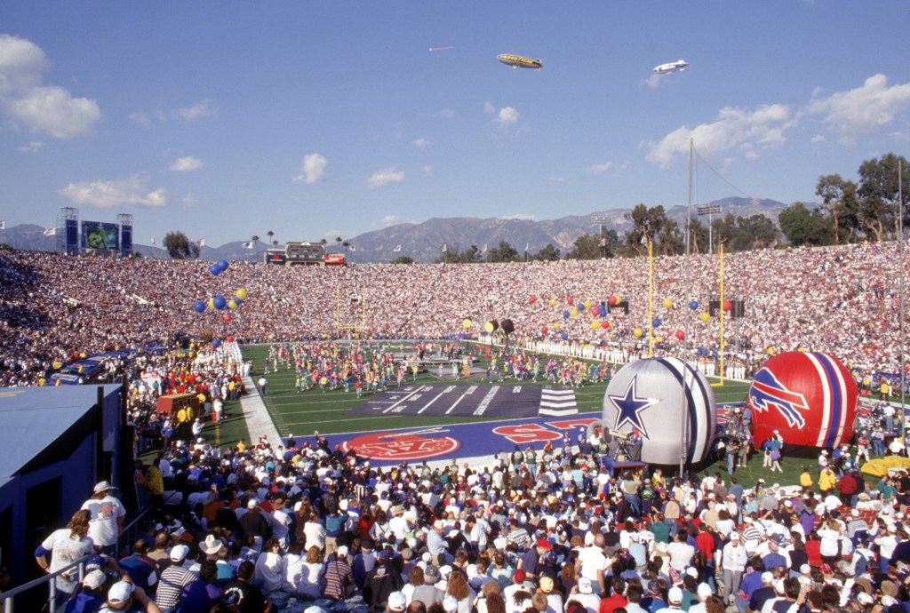 DarthProff's tweet photo. @FB_Helmet_Guy The last SB to be played at the Rosw bowl. XXVII https://t.co/3GMUH7xNNB