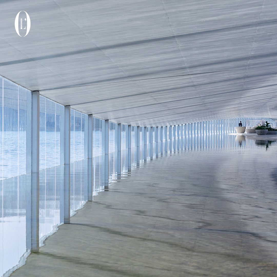 #LOFFICIELart : 日本建築師 #石上純也 將自然、藝術與建築完美融合，在中國山東打造了一所獨特的美術館，名為「 #在水美術館」。這所美術館長約 1 公里，就如一條白色絲帶橫跨波光粼粼的湖面之上。落地玻璃引入唯美自然景觀，光影與反射成為了建築的一大重點，並將湖水引入室內空間，畫面充滿詩意。