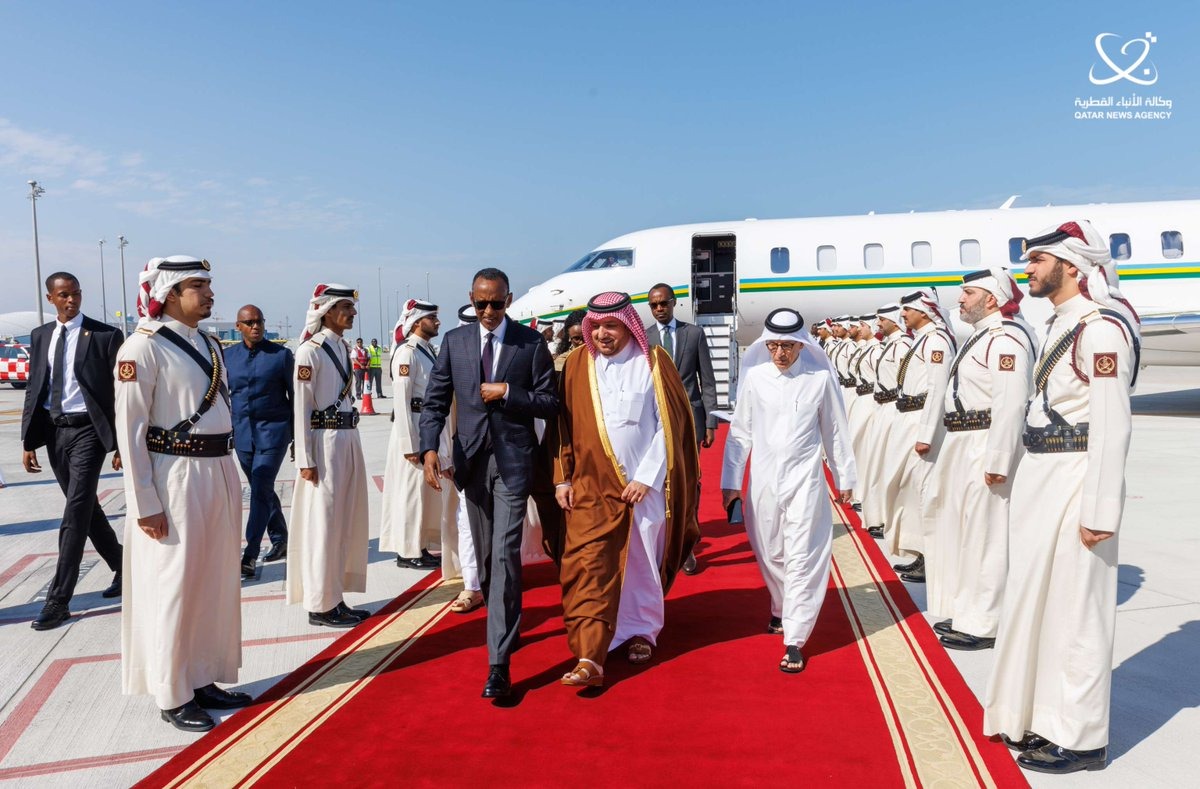 IGIHE's tweet photo. Perezida Kagame kuri uyu wa Gatandatu yagiriye uruzinduko rw’akazi muri Qatar.

Yakiriwe ku Kibuga Mpuzamahanga cy’Indege cya Hamad i Doha n’Umuyobozi ushinzwe protocole muri Minisiteri y’Ububanyi n’Amahanga, Ibrahim bin Yousif Fakhro.

Abandi bayobozi bamwakiriye barimo Ambasaderi wa Qatar mu Rwanda, Misfer bin Faisal Al Shahwani ndetse na Ambasaderi w’u Rwanda muri Qatar, Igor Marara Kainamura.