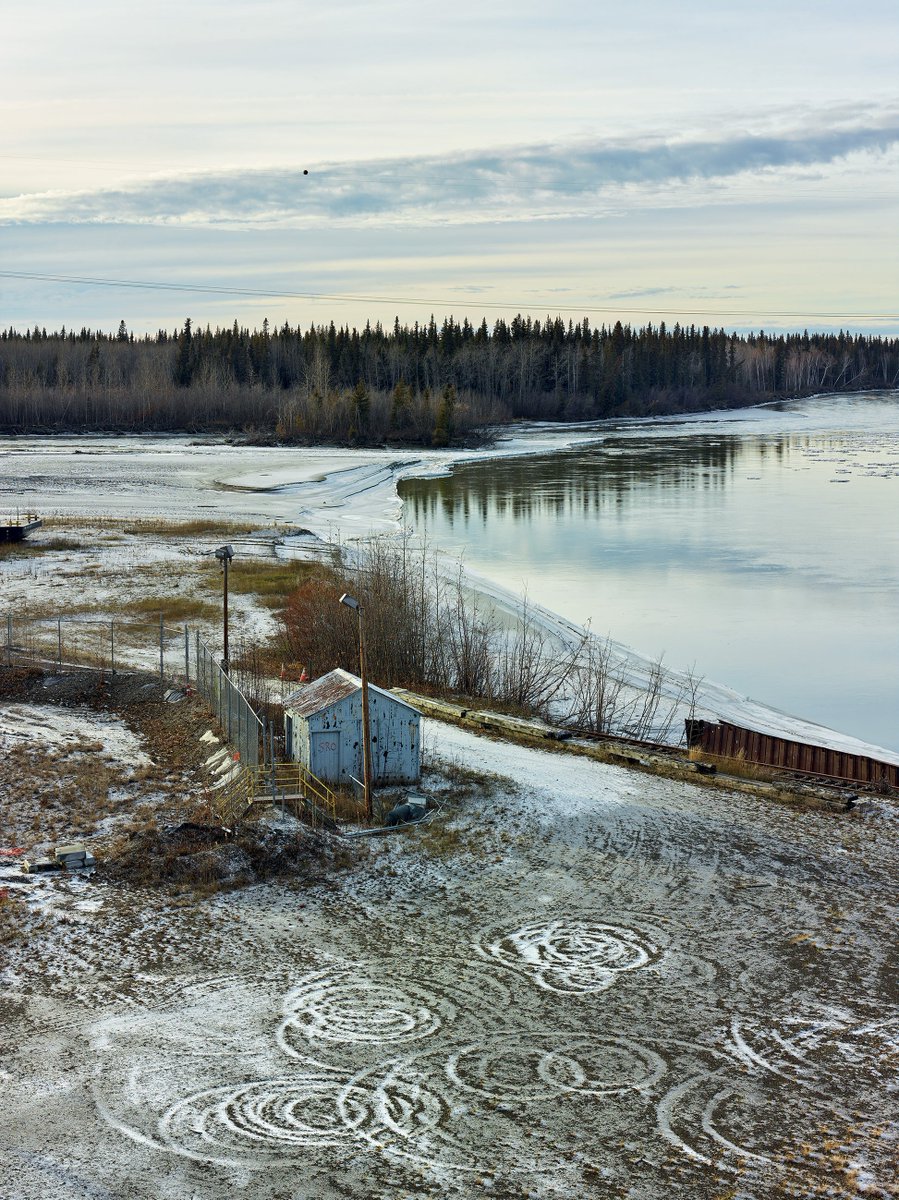 #ReadingList Since 2012 Mark Power has travelled across the US to create a complex visual narrative of the cultural and physical landscape of the country. 'Good Morning America' documents his journey across different terrains. Published by @GOST_Books: bit.ly/3UCBoAi