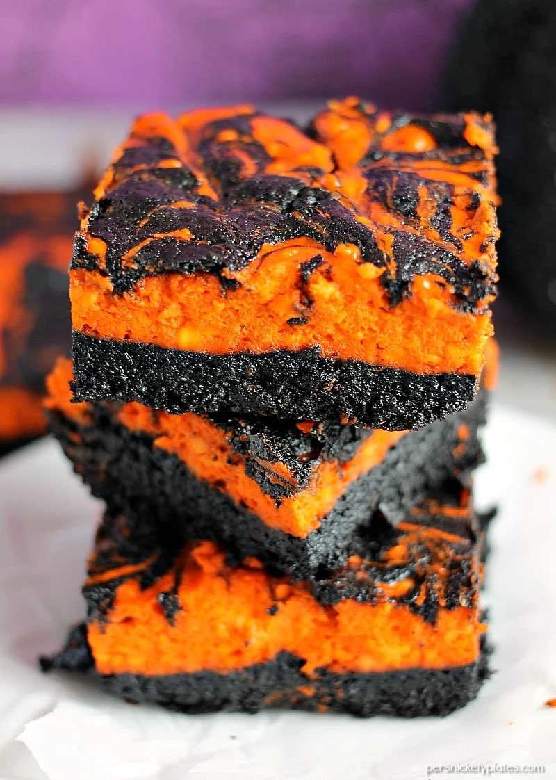 HALLOWEEN Cream Cheese Swirl Brownies via Persnickety Plates. 
#CreamCheeseBrownieDay 
#GhastlyGastronomy

persnicketyplates.com/halloween-crea…