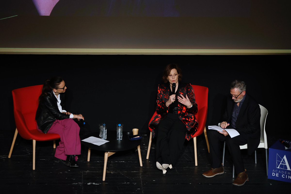 AyuntamientoVLL's tweet photo. Valladolid se rinde a la simpatía y sencillez de Sigourney Weaver durante el encuentro con el público en el @TeatroCarrion junto a @LeonorWatling1.
#38Goya #ValladolidenLosGoya https://t.co/jXs5h4ZDdi