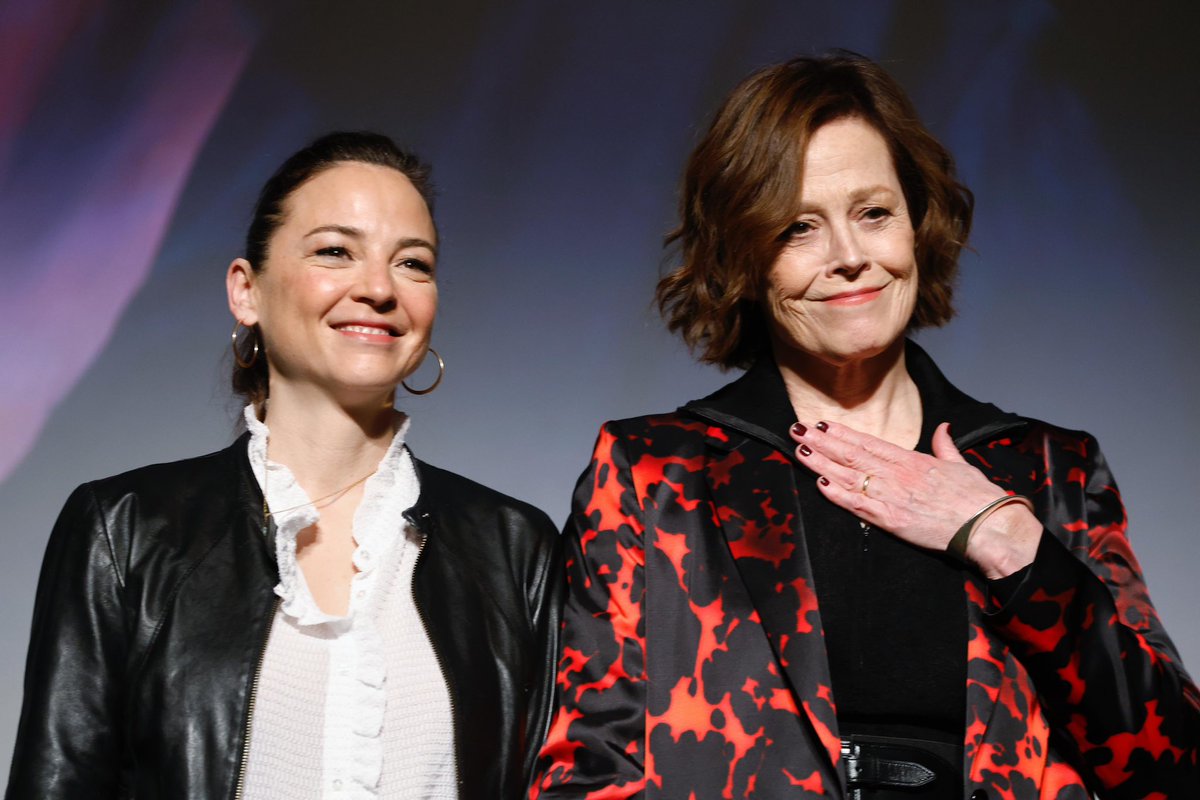 AyuntamientoVLL's tweet photo. Valladolid se rinde a la simpatía y sencillez de Sigourney Weaver durante el encuentro con el público en el @TeatroCarrion junto a @LeonorWatling1.
#38Goya #ValladolidenLosGoya https://t.co/jXs5h4ZDdi