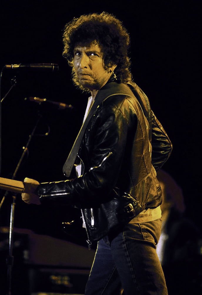 BobDylanSmiling's tweet photo. Bob Dylan is not telling you again https://t.co/T3G5HHa7on