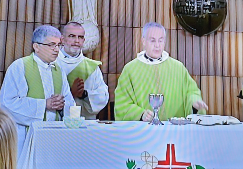 IgnasiMiranda's tweet photo. La mà que ens ofereix el Senyor a cadascú de nosaltres va ser la principal idea del missatge proposat #DiumengeVDurantAny a #LaMissa @la2_tve @RTVECatalunya. Moltes gràcies al Cor Parroquial Santa Maria, de Camps @BisbatVic, i a tots!
LA CELEBRACIÓ-> https://t.co/wcW9O9JP3M https://t.co/k3FW8j47eA