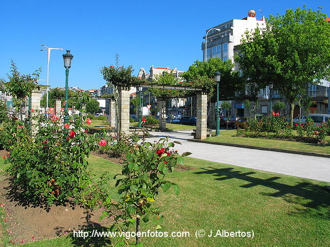 zonavigocentro's tweet photo. Los jardines González de Haz eran unos preciosos jardines situados al lado de la Alameda que podían disfrutar todo el año los vecinos de Vigo. Decimos 'eran', porque a día de hoy son ya sólo un triste recuerdo, arrasados por la bacanal navideña. https://t.co/LYITAE8BXM