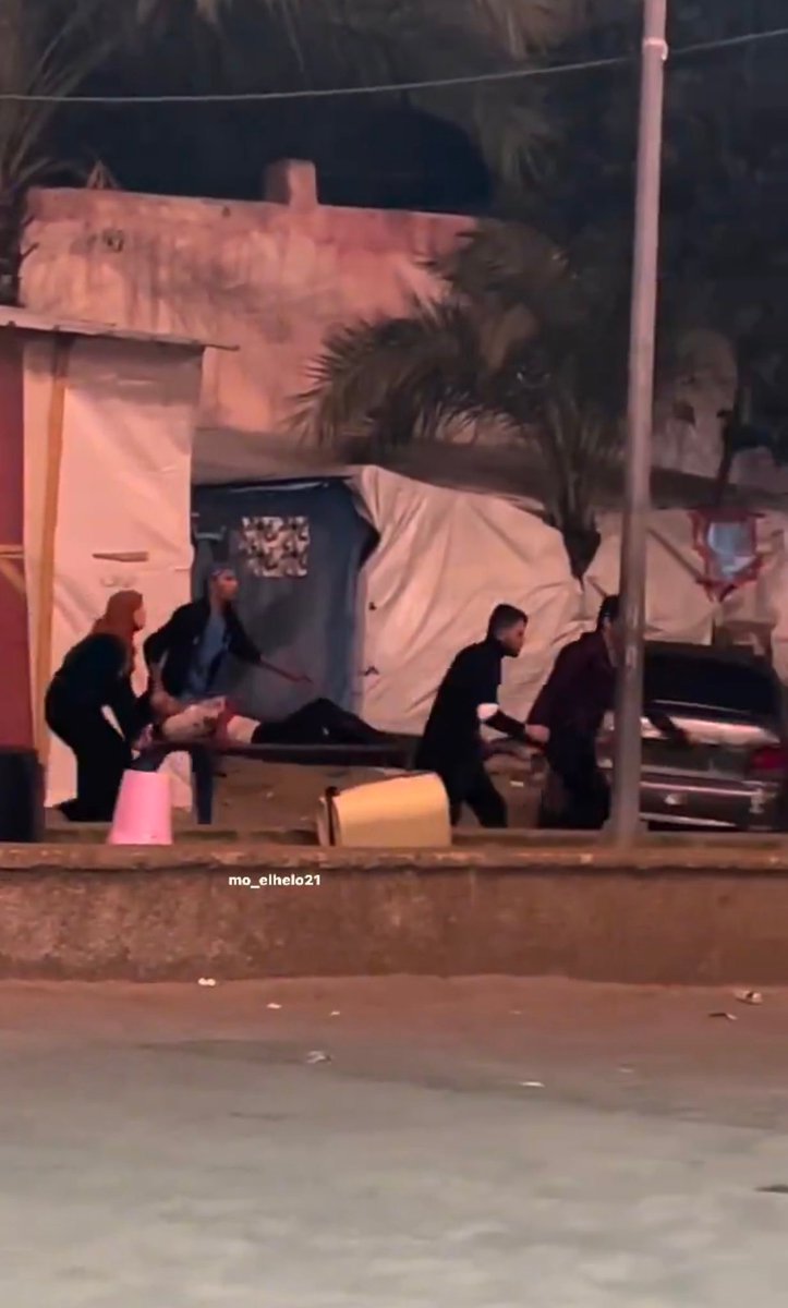 <a href="/amansouraja/">A Mansour أحمد منصور</a> لو كان هذا مشهدًا من فيلم لما صدقته، ولو كان من غزوة في السيرة لأعظمته وقلت كانت معهم الملائكة، ولو حُكي في رواية لصُنفت فانتازيا، ولو قُصَّ في شهادةٍ لقلنا إن صاحبها يبالغ؛ لكن حين نراها رأي العين يبكي القلبُ من كمد، ويعجب العقل في ذهول، ويصمت اللسان في إكبار! 

طبيبةٌ أو ممرضة