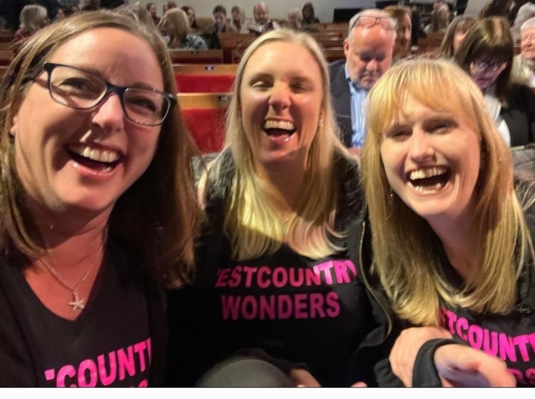 <a href="/GaryBarlow/">Gary Barlow</a> Do you even need to ask? A million zillion trillion % YESSSSSSS!!!!!
#adifferentstage #round2
Your #Westcountrywonders are there 🎹🎶🩳🕶🥰💙